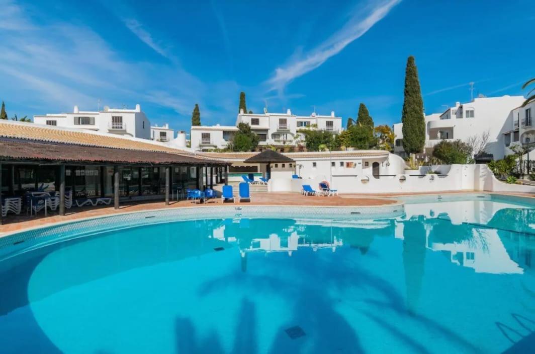 Casa de Férias Luna - With A Pool Area With A Lounge Bar Albufeira