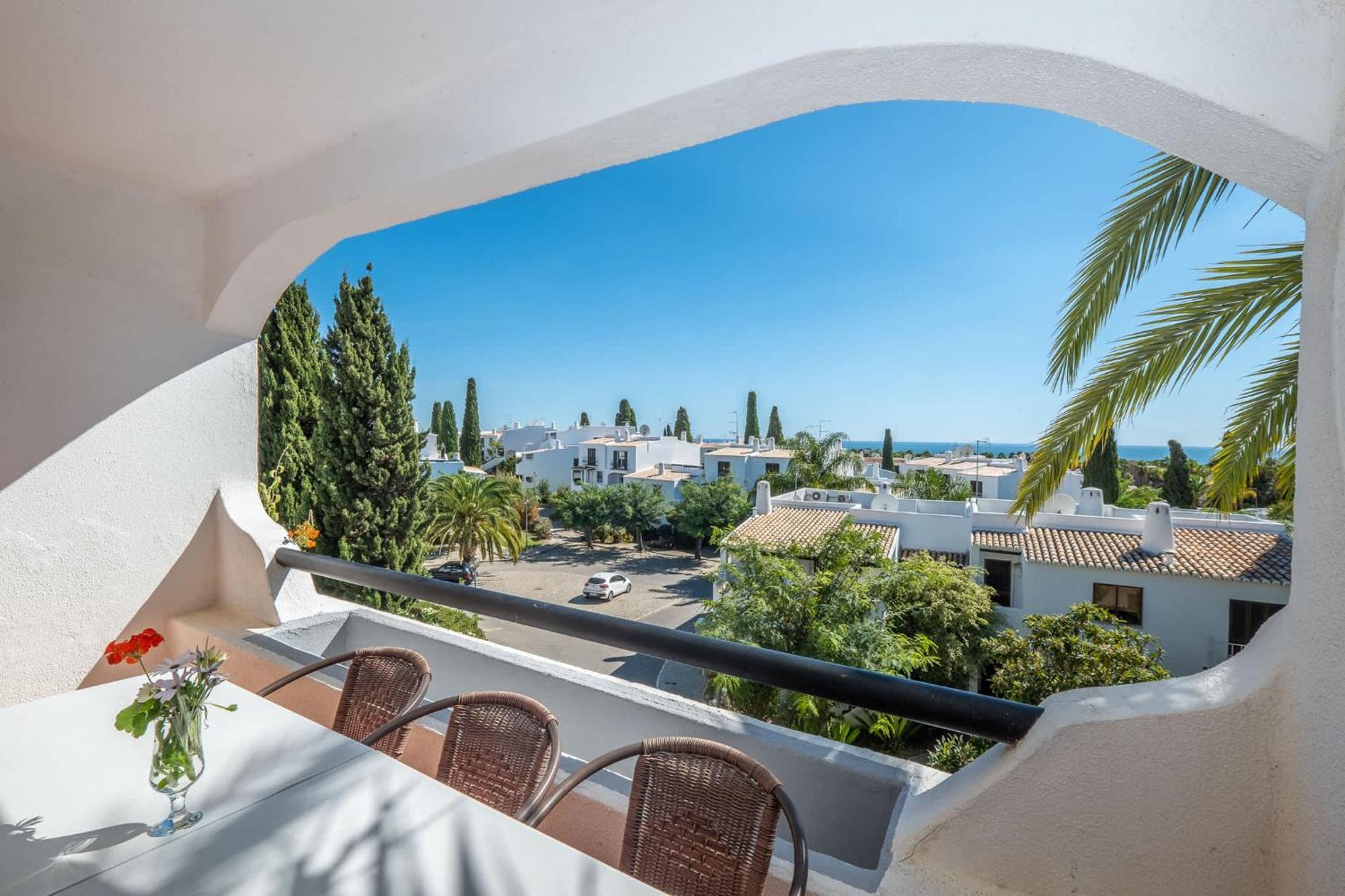 Luna - With A Pool Area With A Lounge Bar Casa de Férias *