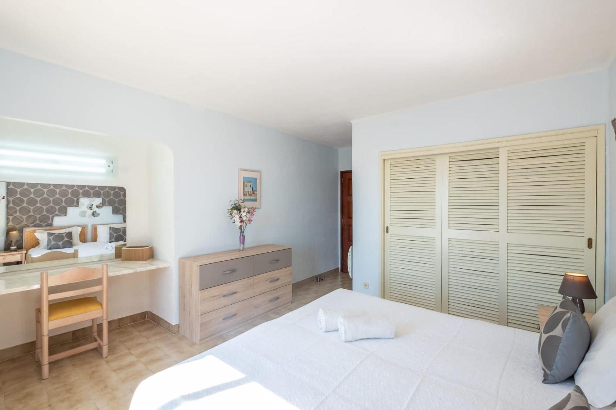 Luna - With A Pool Area With A Lounge Bar Casa de Férias *